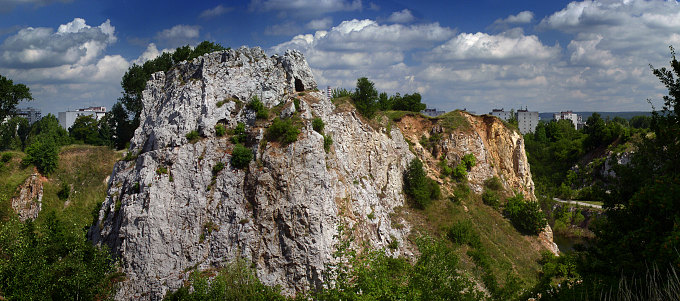 z kilku fotografii powstała panorama wzgórza