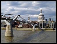 Dokąd w tym roku na wakacje ? - Londyn - Millenium bridge .