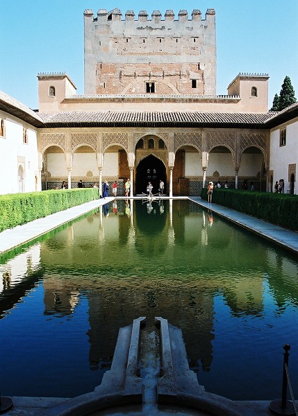 Wieża Comares (1334-1354) przy Patio de Arrayanes - Alhambra, Grenada (Hiszpania)