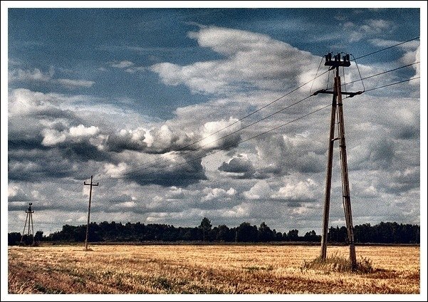 o słupach, które się chmurom kłaniały...