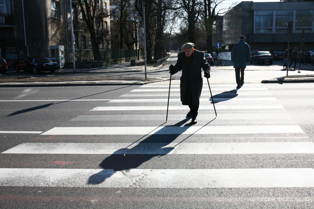 Staruszek na przejściu