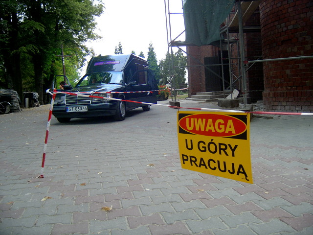 U góry Pracują