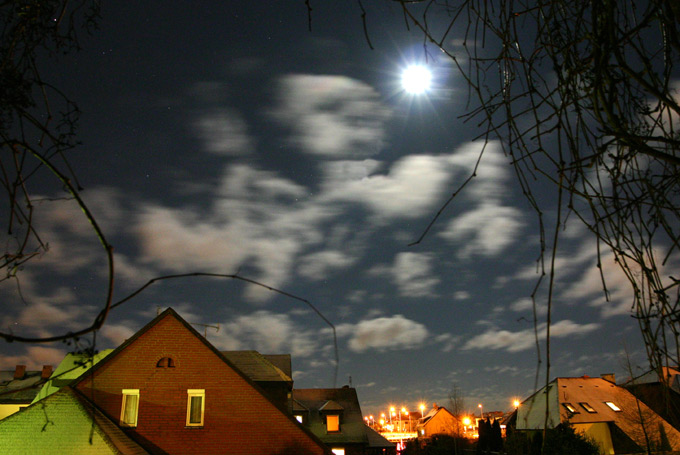 Chmury pędzą za moim oknem