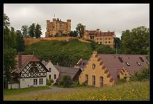 Hohenschwangau w pochmurny dzień.