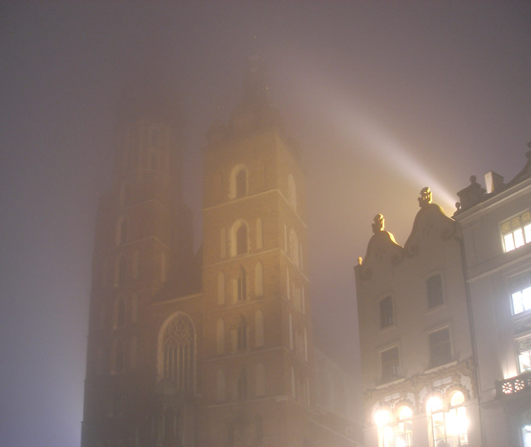 Kościół Mariacki we mgle.