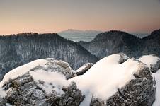 W oddali  Tatry - widok z Sokolicy