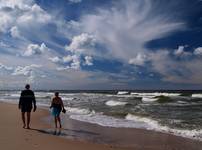 spcer dziką plażą