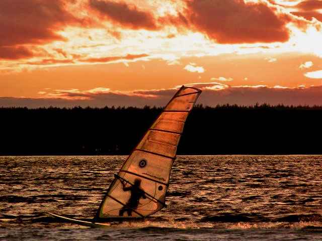 Windsurfing o zachodzie Słońca