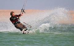 Zimowy szus kitesurfera