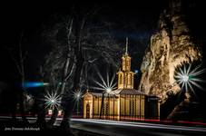 Kaplica na wodzie w Ojcowie nocą