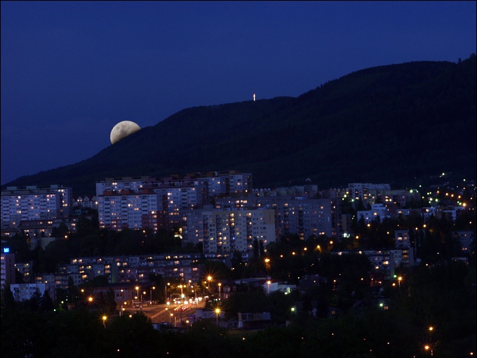 Właśnie taaaaaak, tak wygląda moje miasto nocą ...