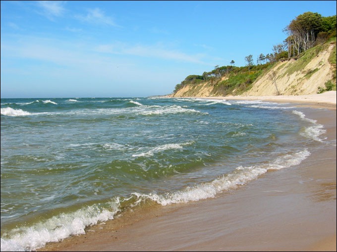 Plaża, dzika plaża, morze dookoła. Z wysokiego brzegu...