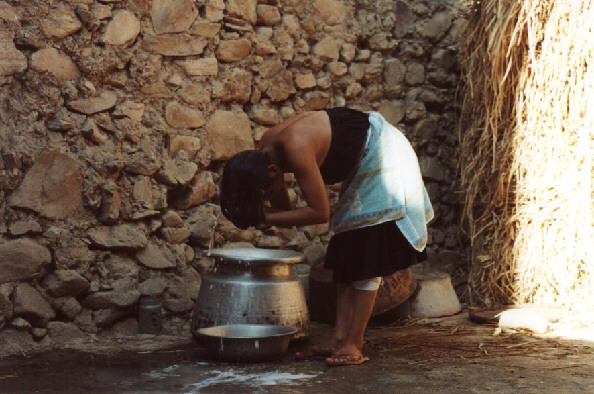 Nepal - dziewczyna w kąpieli