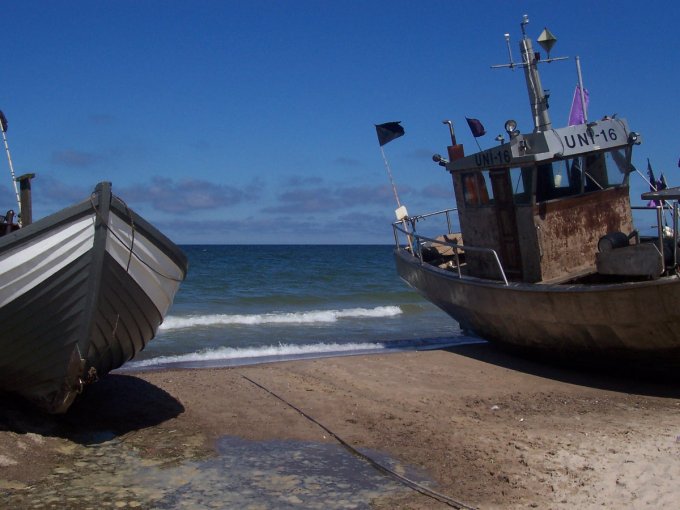 Łodzie na nadbałtyckiej plaży