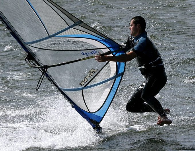 Windsurfer jest, żagiel jest, a gdzie deska...?