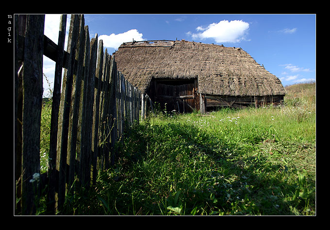 Strzechą kryte