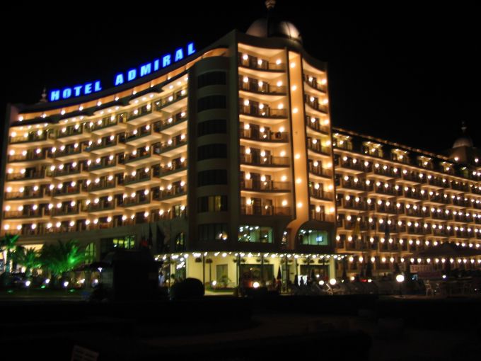 Hotel Admiral nocą