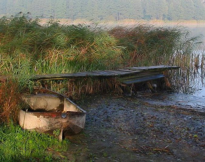 jesienny poranek nad jeziorem