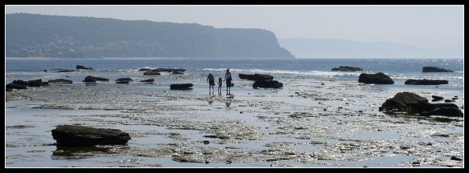 Spacer skalną plażą