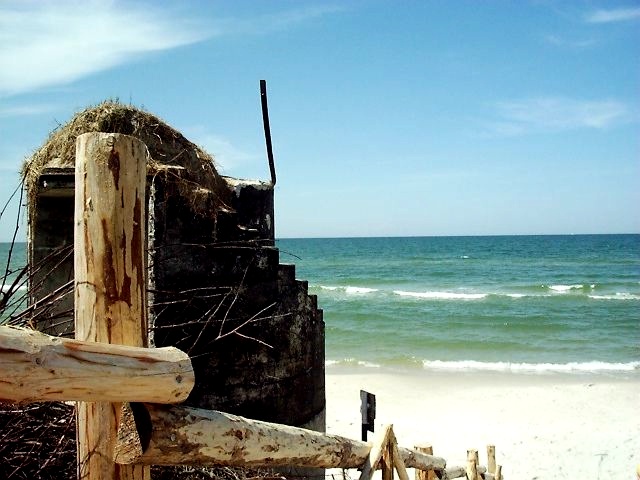 ładna plaża jest efektem braku obecności ludzi