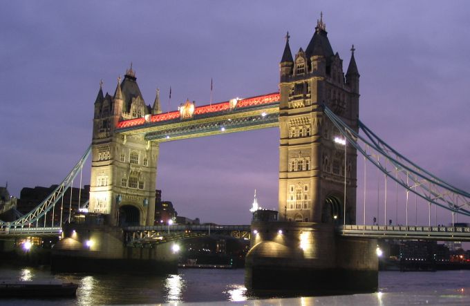 Tower bridge nocą