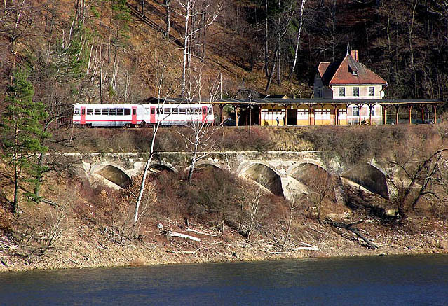 Stacyjka nad jeziorem