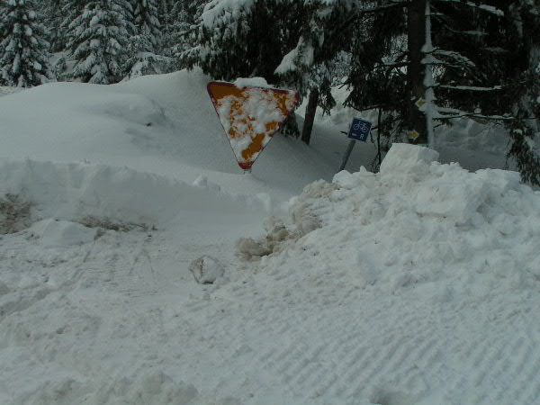 maly znak na drodze