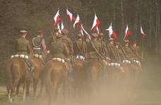 Znikający w zawieruchach historii...