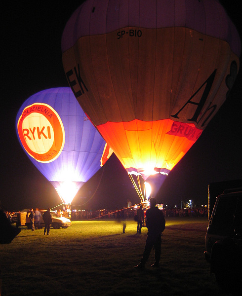 nocny pokaz balonów