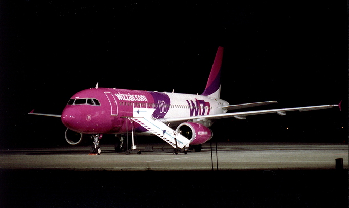 Pyrzowice nocą - Airbus 320.