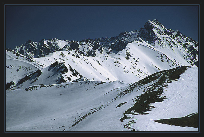 Łagodne Tatry zachodnie, w oddali ostre Tatry Wysokie