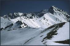 Łagodne Tatry zachodnie, w oddali ostre Tatry Wysokie