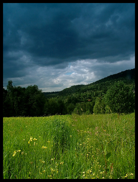 czarne chmury nad żarkiem