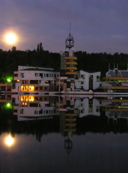 I dwa zobaczysz księzyce