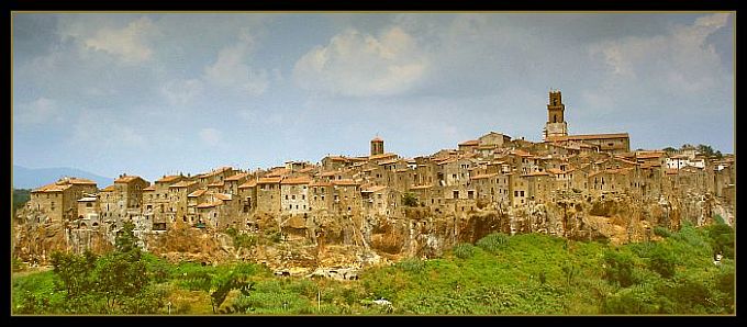 Pitigliano-miasto na tufie