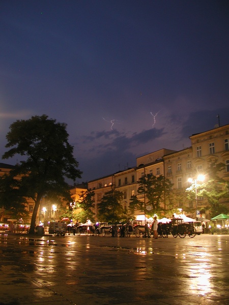 nadciąga burza