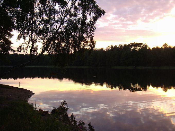 Różowe obłoczki nad jeziorem