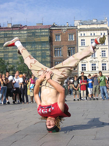 break dance show na rynku krakowskim