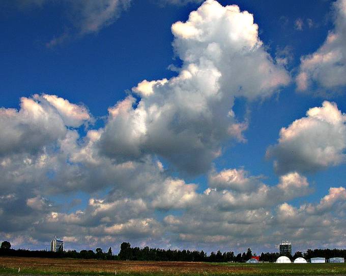 Obłoki nad lotniskiem