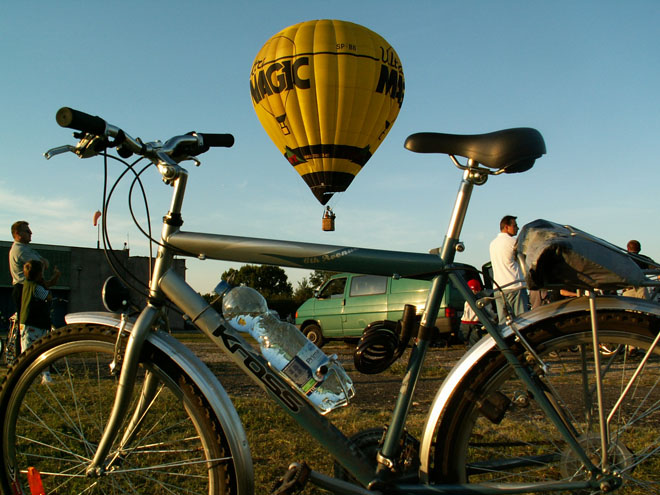 Mój rower w miłym towarzystwwie balonu.