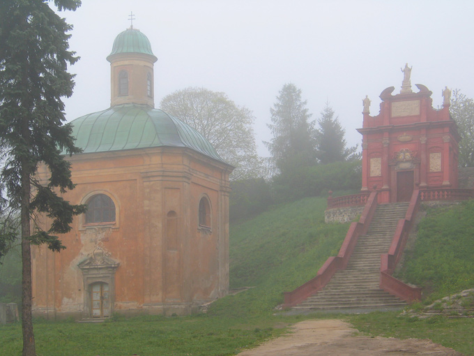 mgła poranna i małe budowle