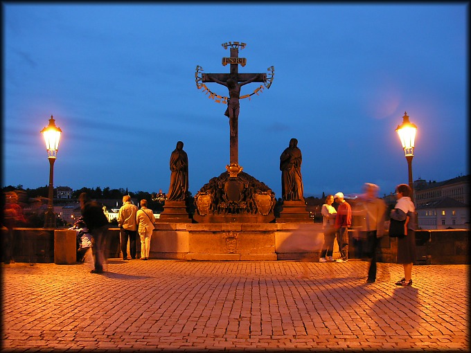 Lud zaś stał i patrzył. (Łk 23,35a)