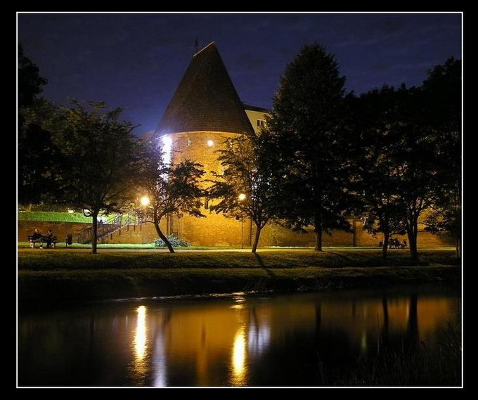 Baszta CZAROWNIC....nocą