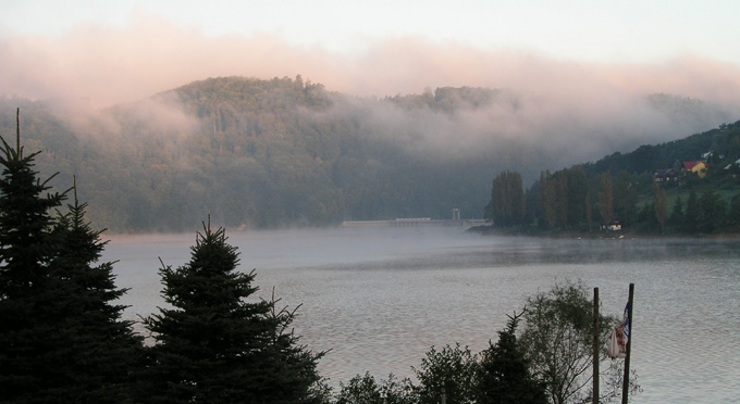 bajkowy krajobraz nad jez. Rożnowskim