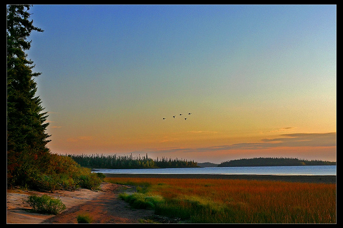 Poranek nad jeziorem GOELAND. Północny Quebec.