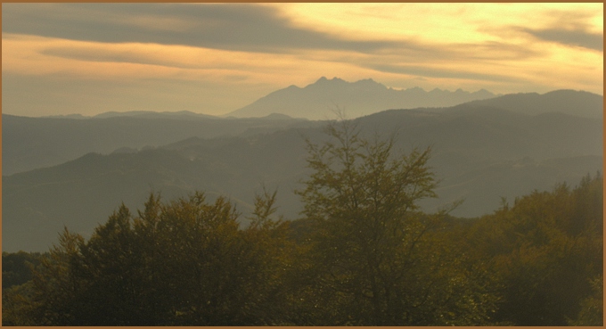 Dziękujemy a ja raz jeszcze za głupi dowcip przepraszam... (widok na Tatry z  Beskidu Sądeckiego - piękny jesienny dzień 08-10-2005 r.w oczekiwaniu na hycel komando)