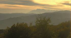 Dziękujemy a ja raz jeszcze za głupi dowcip przepraszam... (widok na Tatry z  Beskidu Sądeckiego - piękny jesienny dzień 08-10-2005 r.w oczekiwaniu na hycel komando)