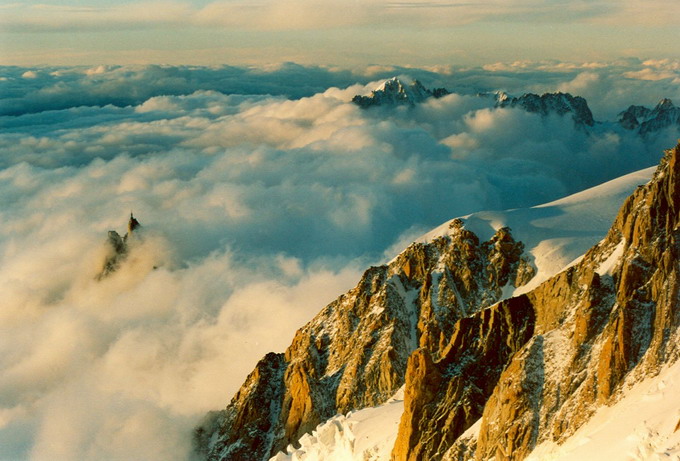 Chmury wokół Aiguille du Midi