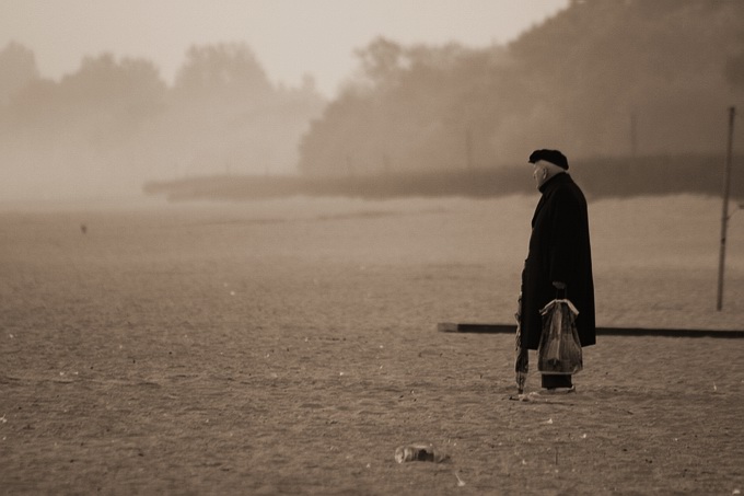 Stary człowiek i plaża