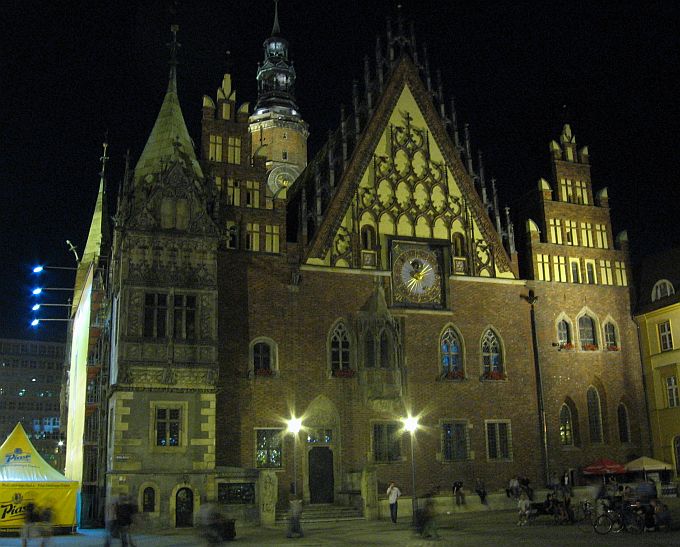 Wrocławski ratusz nocą.